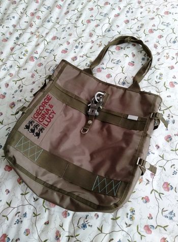 Sac  anything goes George Gina et Lucy