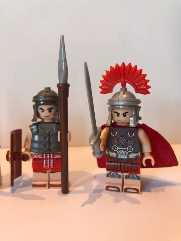 Figurine type lego Centurion et 4 lanciers romains - photo numéro 2