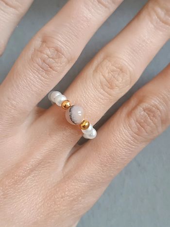 Jolie bague en perle et pierre naturelle