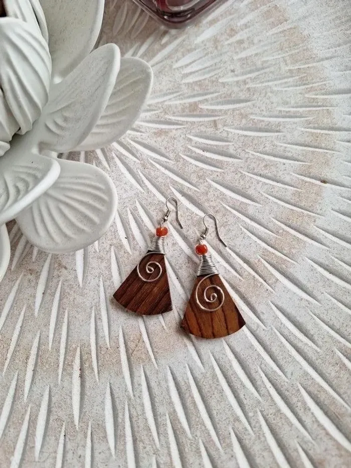 Boucle d'oreille en bois - photo numéro 3