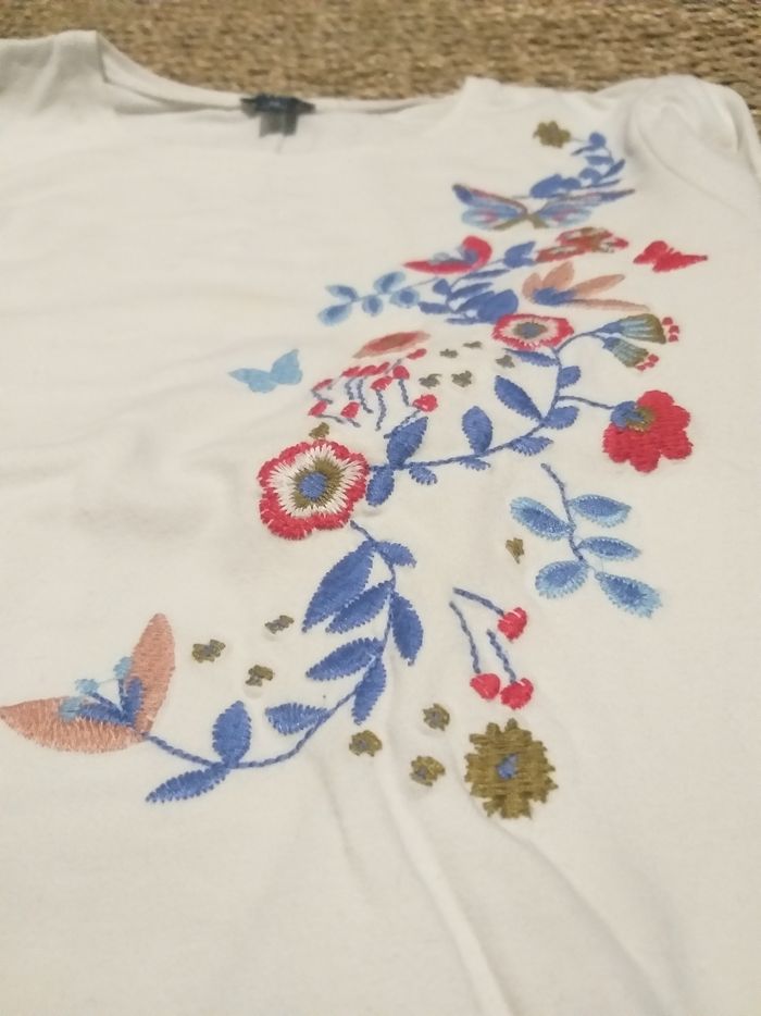 Lot 2 t-shirt manches longues Monoprix marine et kiabi fleuri 8 ans - photo numéro 2