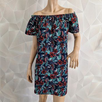 Robe épaules dénudées.