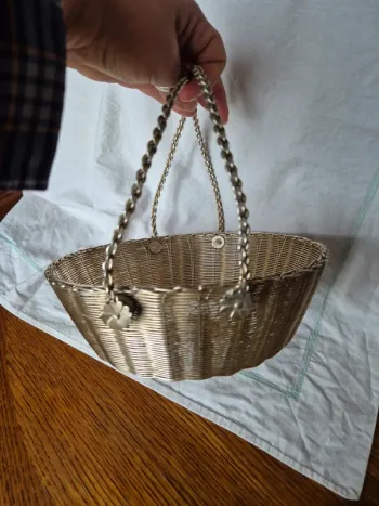 un panier en métal argenté