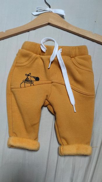 Jogging jaune moutarde, très chaud 3 mois