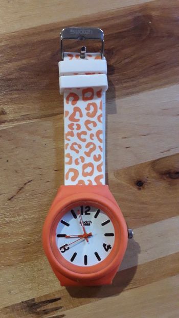 Montre orange et blanche
