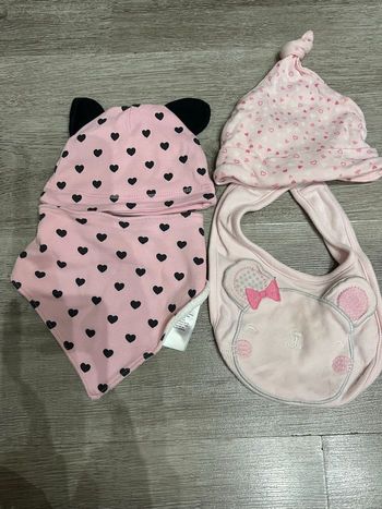 Lot de bonnet avec petit bavoir