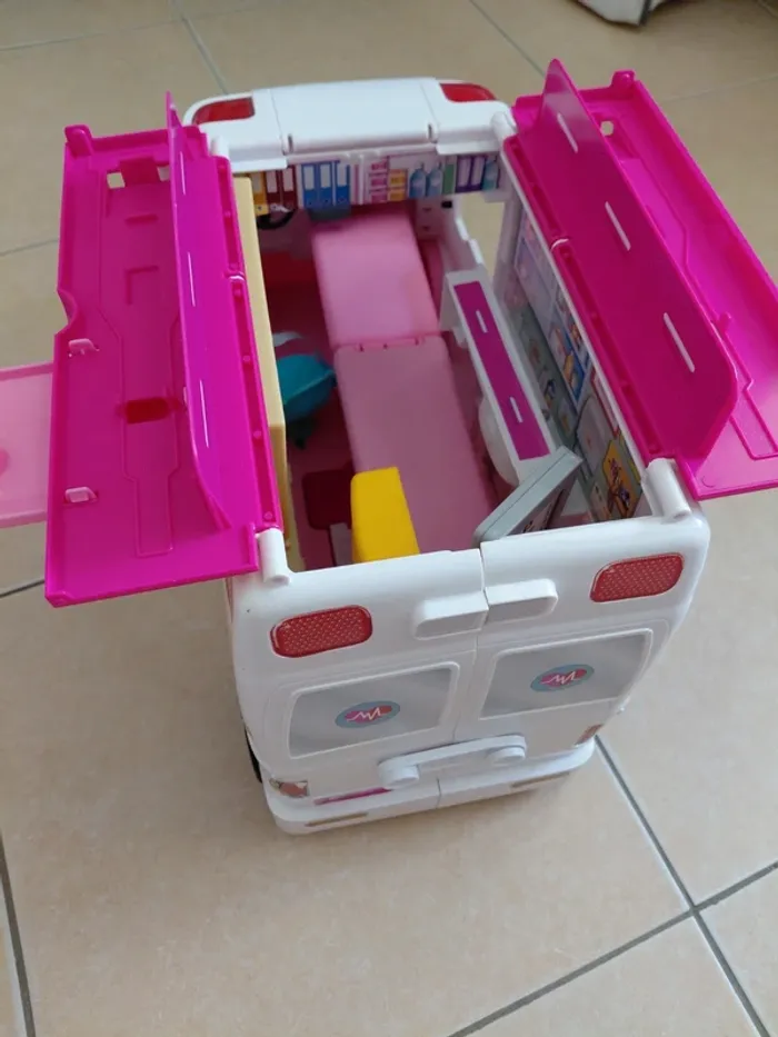 Ambulance barbie - photo numéro 5