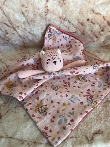 Doudou plat écureuil rose motifs feuilles In Extenso 