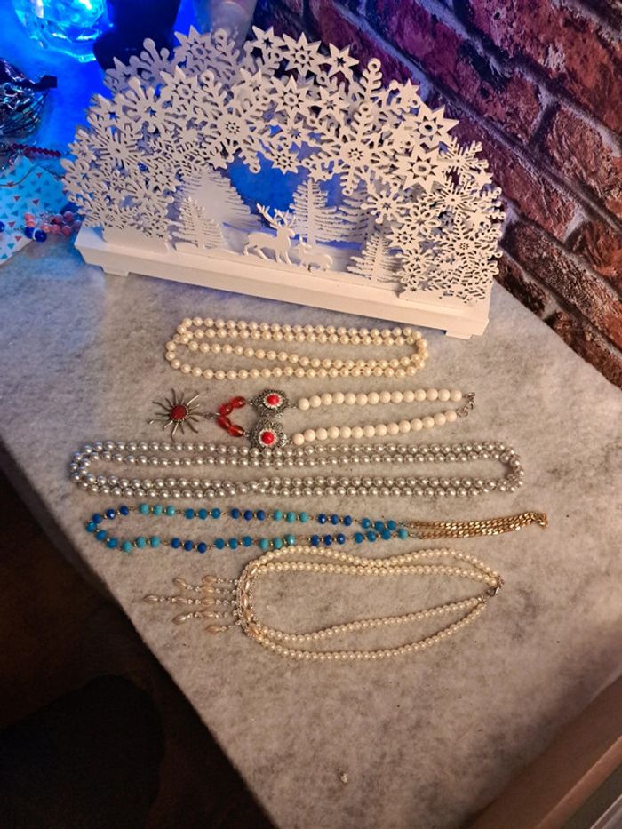 Lot de colliers blanc bleu orange