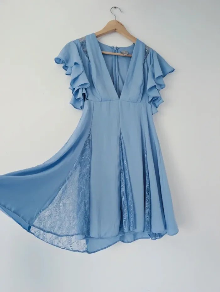 Robe volantée dentelle décolleté bleu ciel mariage chic soirée élégant ASOS taille 36 - photo numéro 2