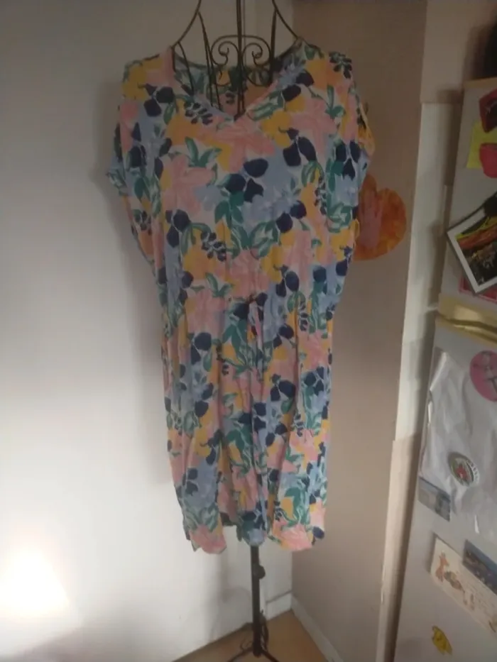 Jolie robe fleurie très sympa pour l'été - photo numéro 2