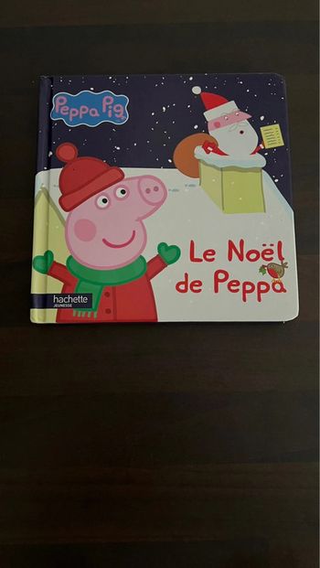 Livre Peppa pig Le noël de Peppa en parfait état  Edition hachette jeunesse .