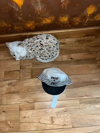 Jolie casquette blanc et noir rock ikks neuve 46cm