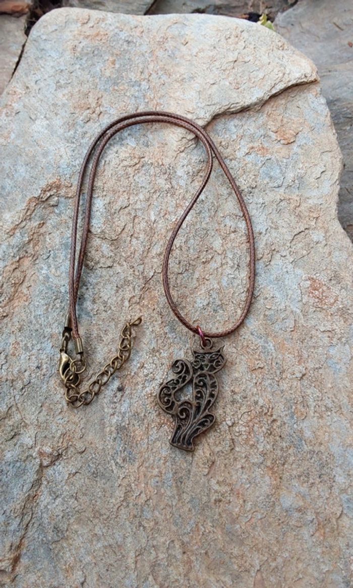 Pendentif bronze doré chat sur cordon - photo numéro 2