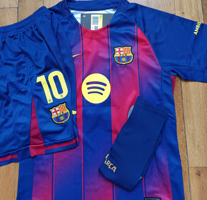 KIT FOOTBALL ENFANT Maillot BARCELONE taille 12 ans (-2026-nouveau-) - photo numéro 3