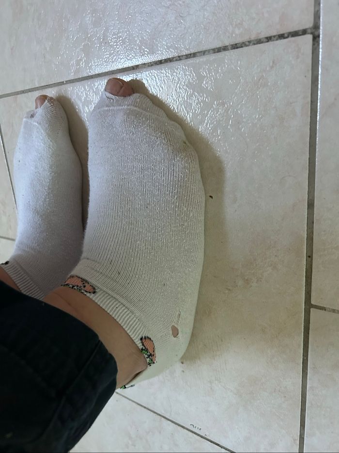 Chaussettes porté troué - photo numéro 2