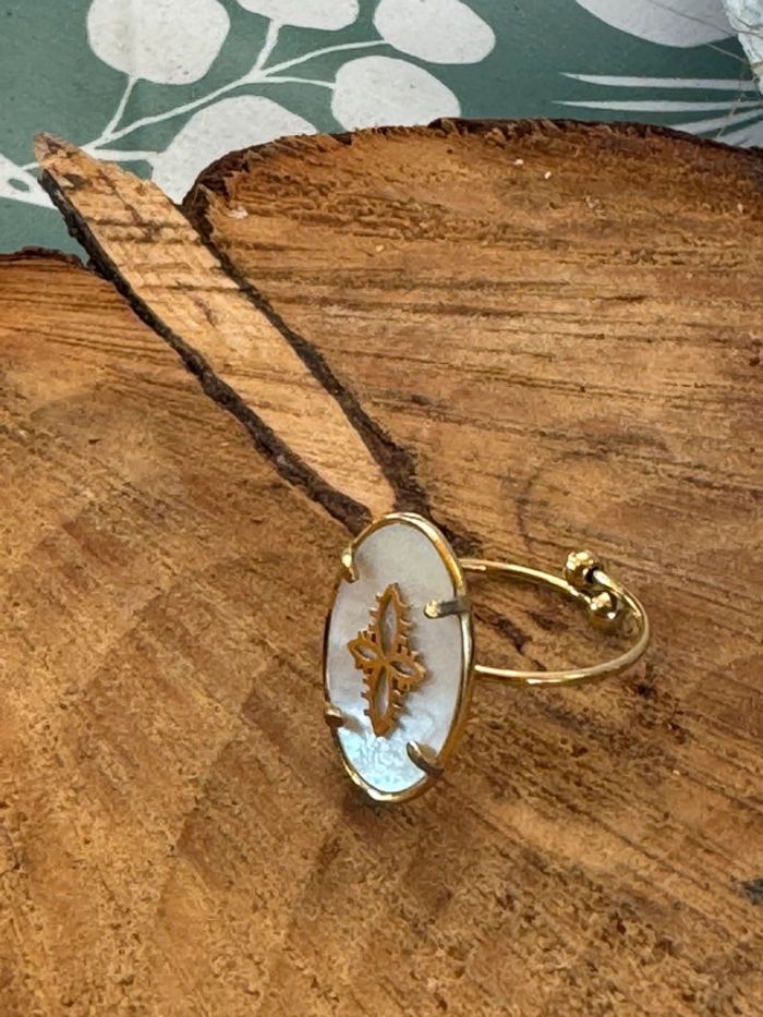 Superbe bague mile Mila ovale croix trèfle  blanche nacré acier inoxydable or - photo numéro 2