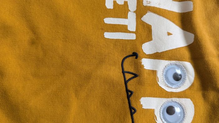Pull jaune moutarde avec les yeux - photo numéro 4