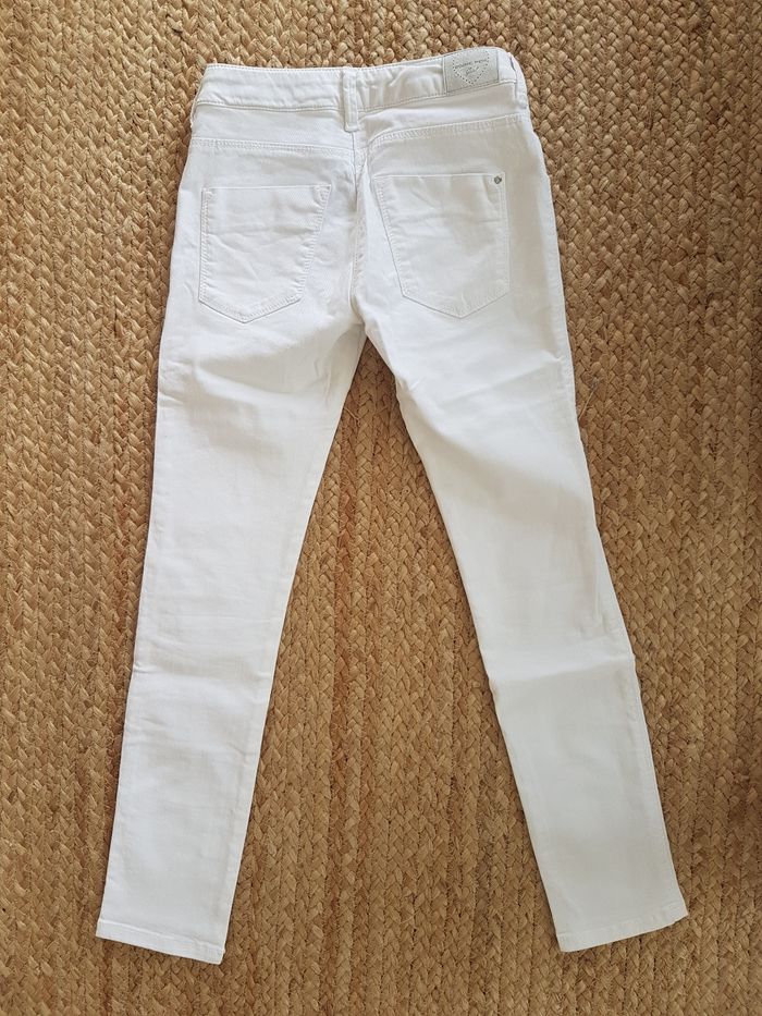 Jeans slim blanc
Eddie pen
Taille 8 ans
Etat neuf. Porté une fois - photo numéro 4