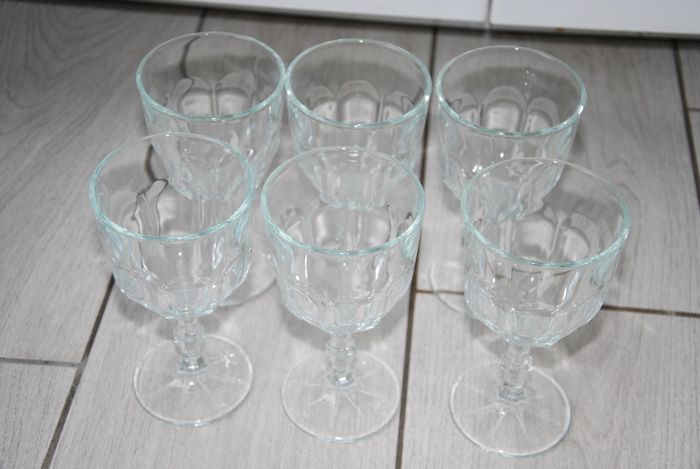 6 verres à pied a vin 31 cl CALICE coté table