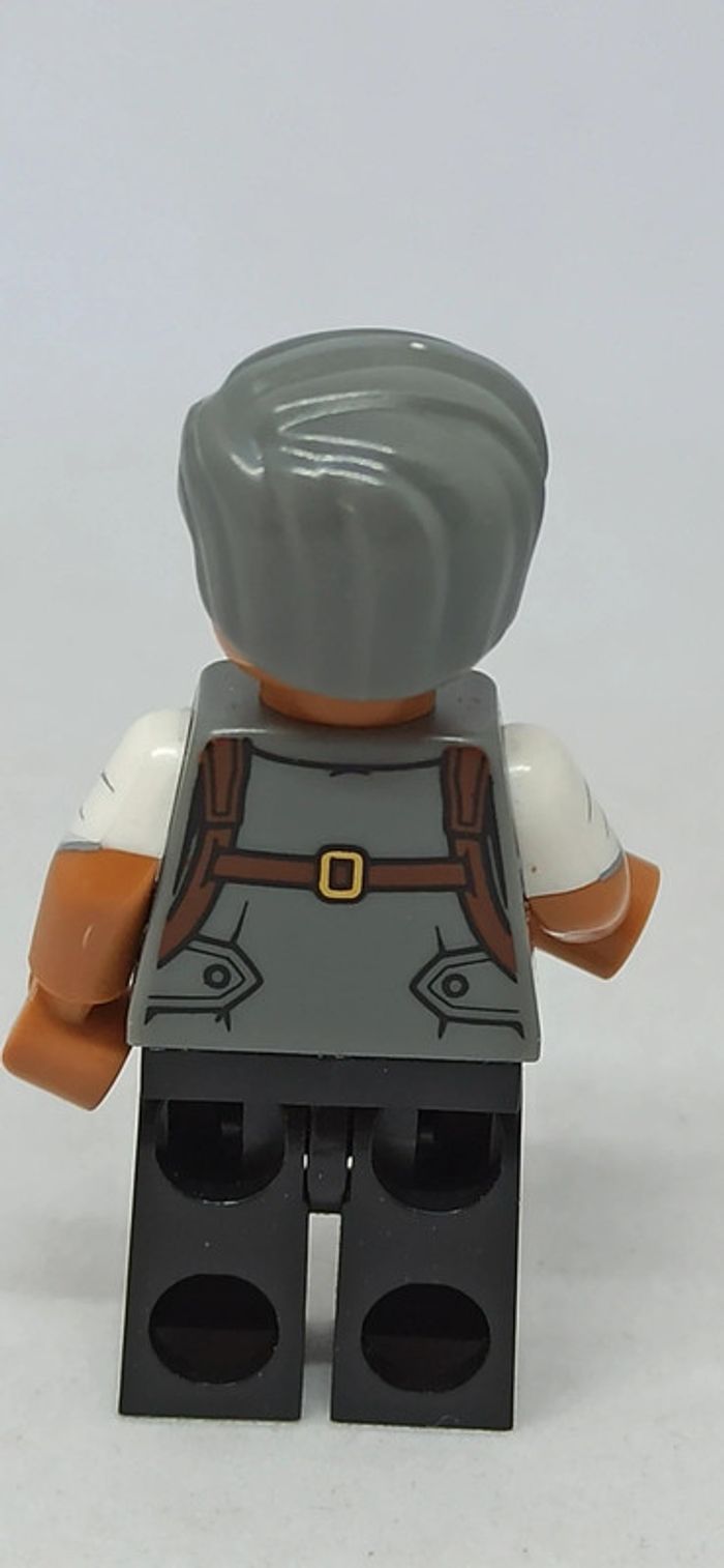 Homme avec cravate rouge lego - photo numéro 3