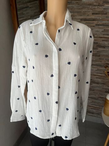 Chemise blanche en gaze de coton et cœurs brodés
