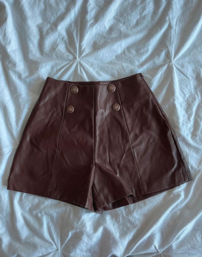 short simili cuir marron