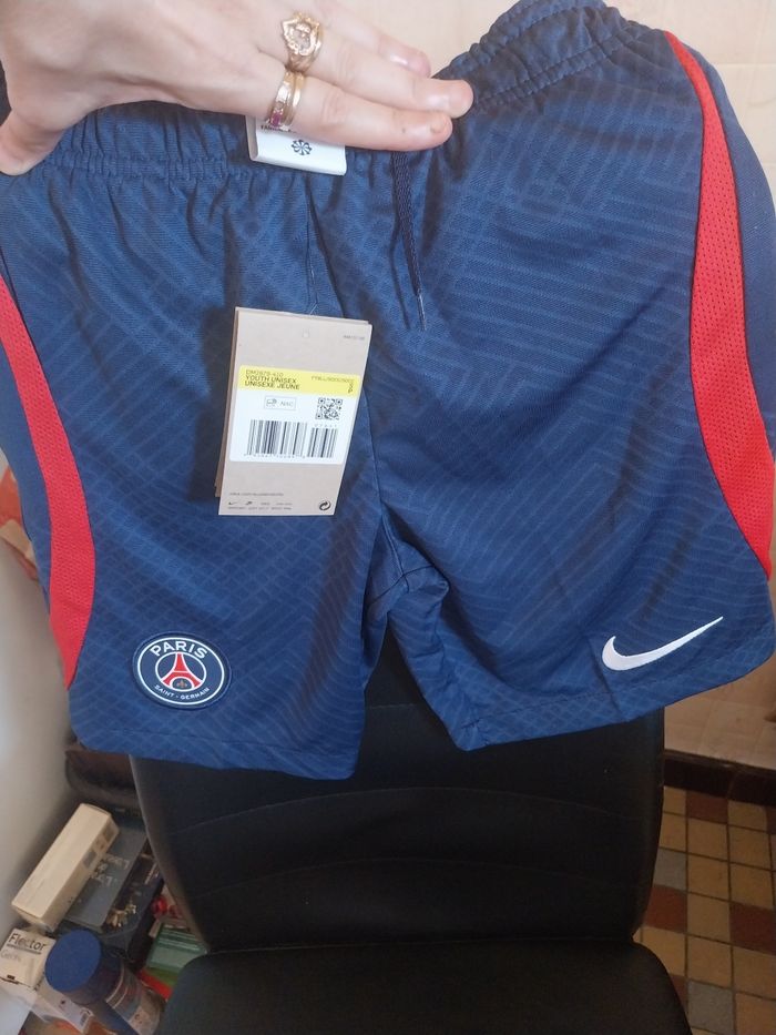Short neuf nike Paris 8 10 ans - photo numéro 2