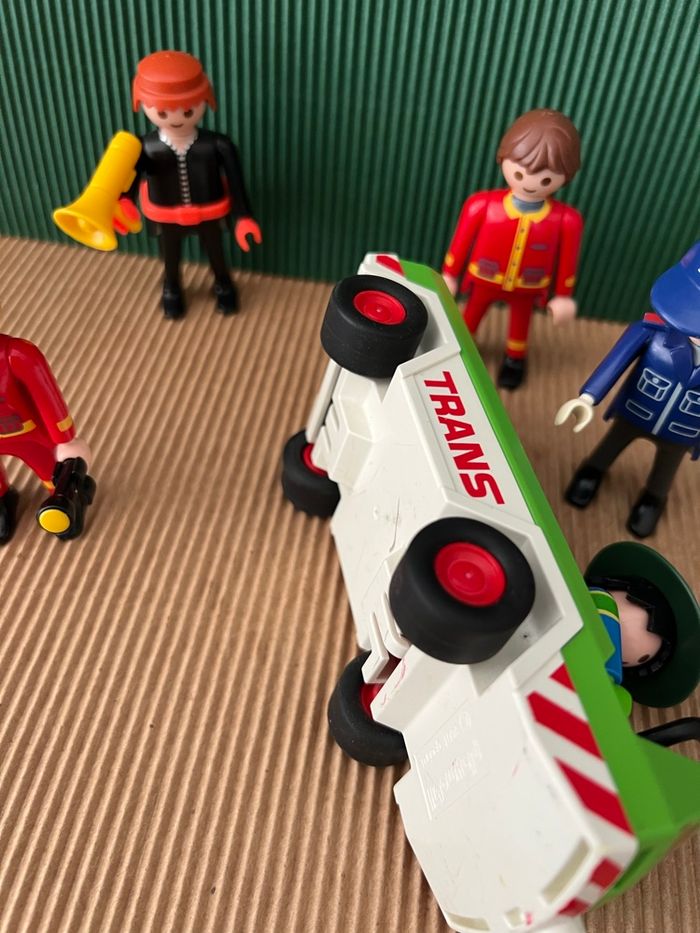 Lot  Playmobil + voiture - photo numéro 4