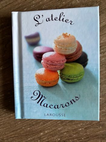 Petit livre de cuisine macarons neuf Larousse