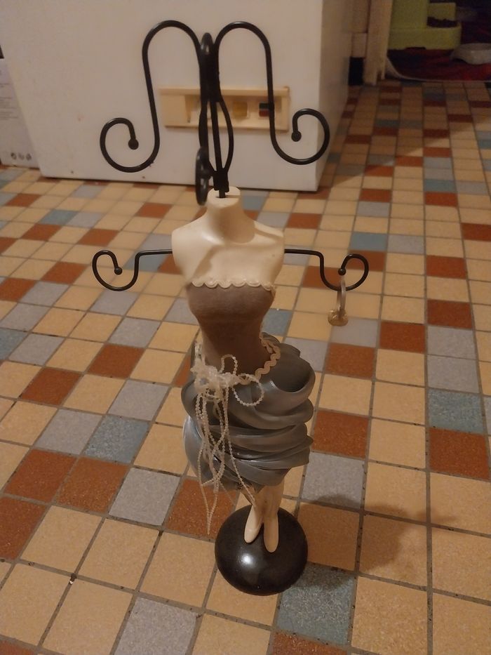 Buste femme porte bijoux