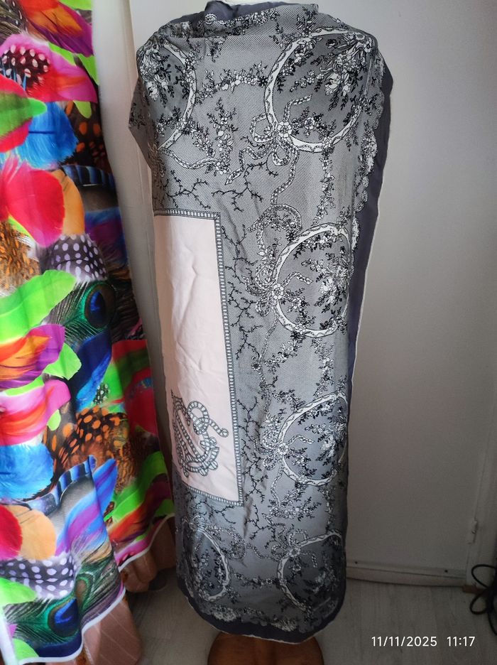 Foulard Carré grand format Rose perle et impression dentelle noire - photo numéro 4