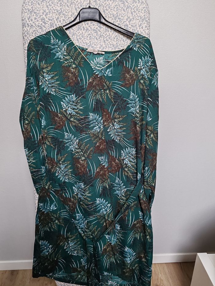 Robe verte avec motif feuillage et des liserais doré
