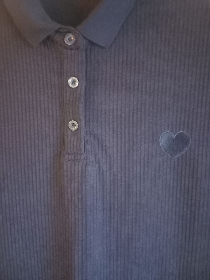 Polo noir avec cœur - photo numéro 4