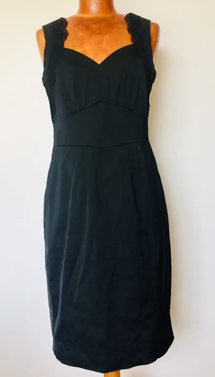 Petite robe noire à dentelles - photo numéro 2