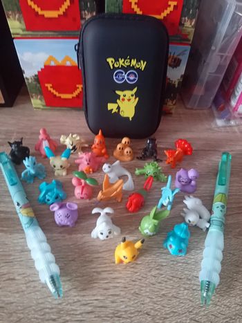 Lot pochette + 24 minis figurines + 2 stylos thème pokemon neufs