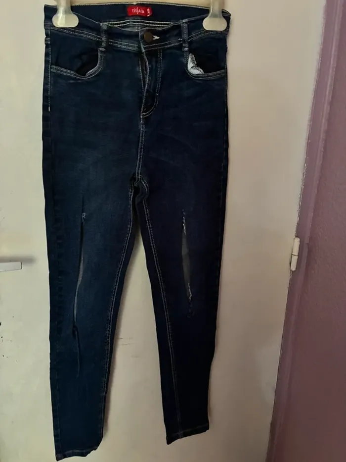 Jeans délavé et troué aux cuisses, XS, Tissaia.