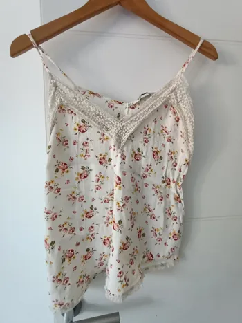 Top à bretelles fleuri Stradivarius