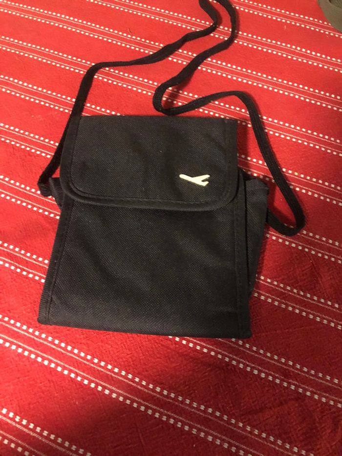 Plusieurs petits sacs bandoulière en bon état - photo numéro 2