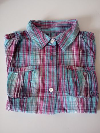 Chemise rayée multicolore. 8 ans . Manches longues ,col et 2 poches . Coton . Très bon état.