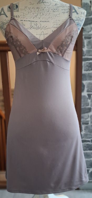 Nuisette beige avec la poitrine en dentelle