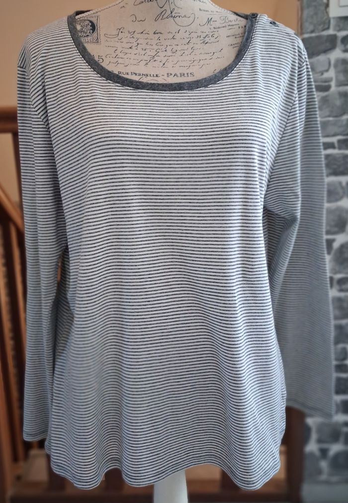 Pull fin rayé gris et blanc avec l'épaule boutonnée - photo numéro 1