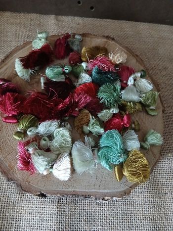 Lot de 50 glands pompons crème vert beige bordeaux blanc.