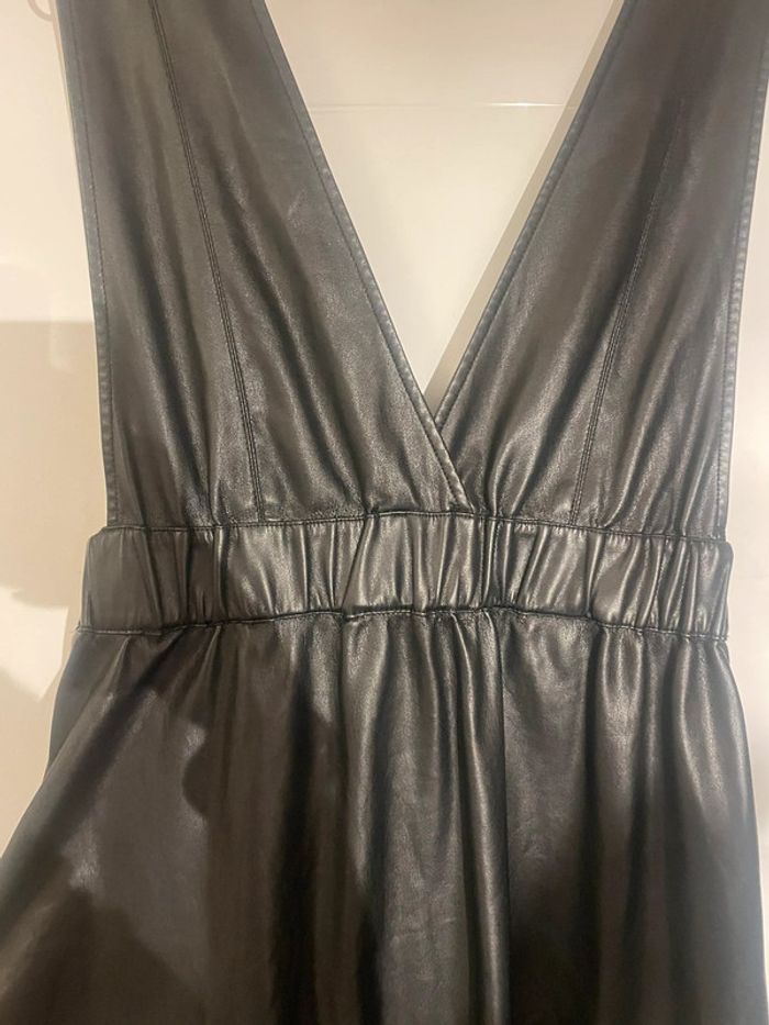 Robe noir asos simili cuir à bretelles - photo numéro 5