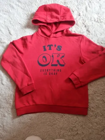Pull rouge à capuche