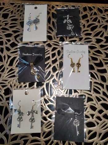 Lot de 6 bijoux neufs, thème clé, clef