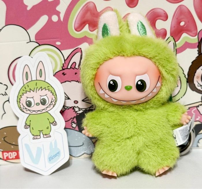 Labubu pin for love lettre V