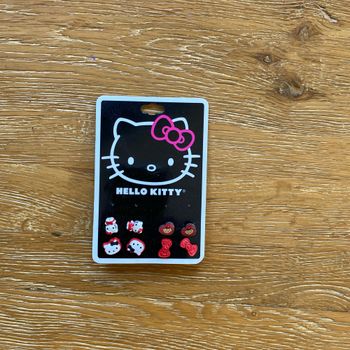 Lot de 4 paires de boucles d’oreille Hello Kitty rouges et blanches