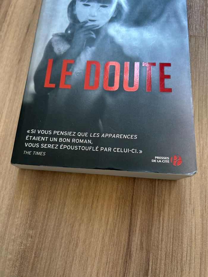 Livre de SK Tremayne « Le doute» Édition presse de la cité - photo numéro 2