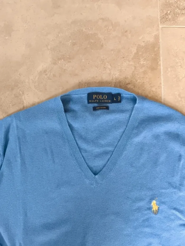 Magnifique pull col V bleu logo jaune Polo Ralph Lauren homme L une petite tâche devant - photo numéro 5